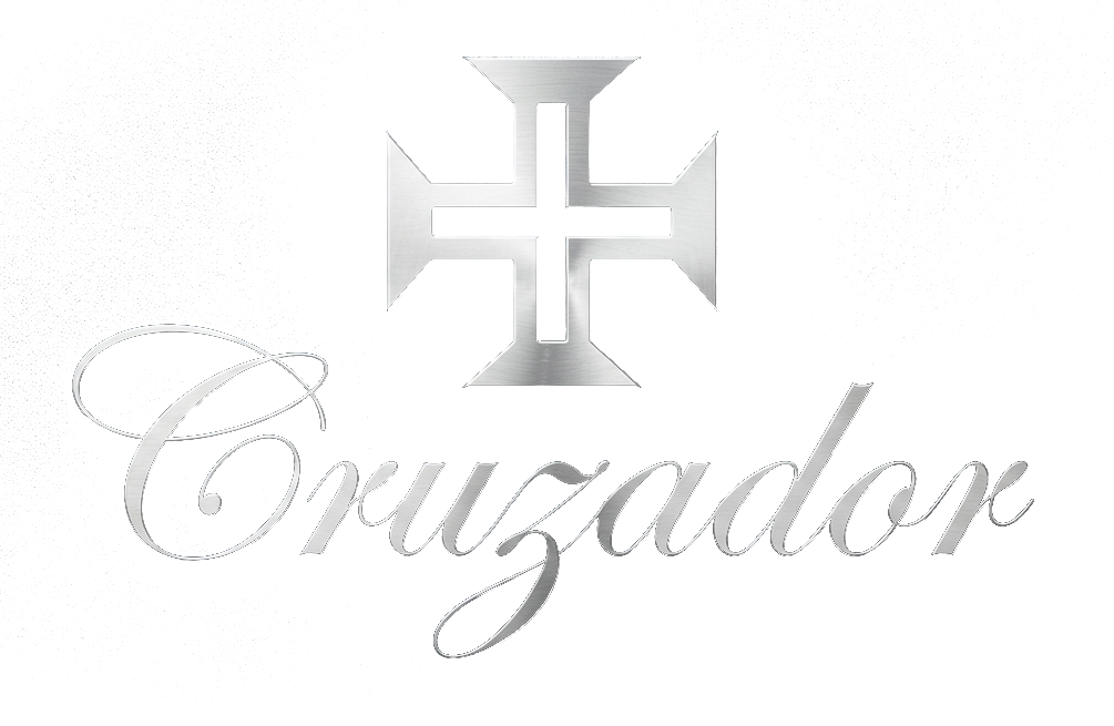 Logótipo Cruzador: Cruz de Cristo sobre a palavra Cruzador em caligrafia.