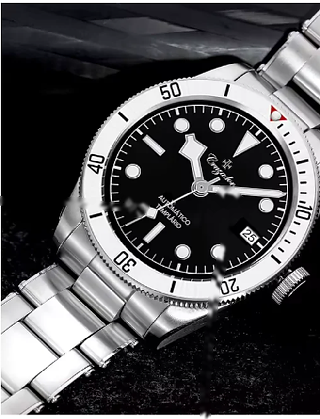 Cruzador Templário: caixa de aço de 39 mm, mostrador preto, luneta de mergulho e bracelete de aço.